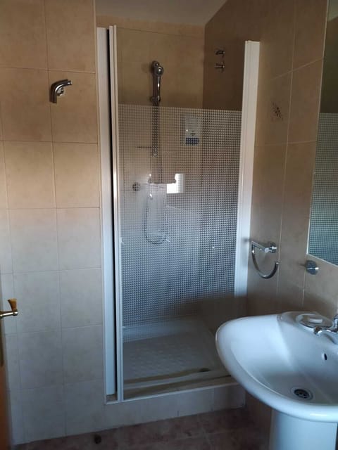 Honeymoon Double Room | Bathroom | Shower, free toiletries, soap, shampoo