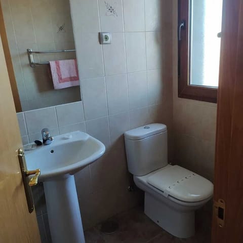 Standard Double Room | Bathroom | Shower, free toiletries, soap, shampoo