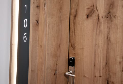 Hypo-allergenic bedding, desk, free WiFi, bed sheets