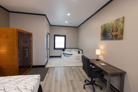 Royal Studio Suite | Desk, free WiFi, bed sheets