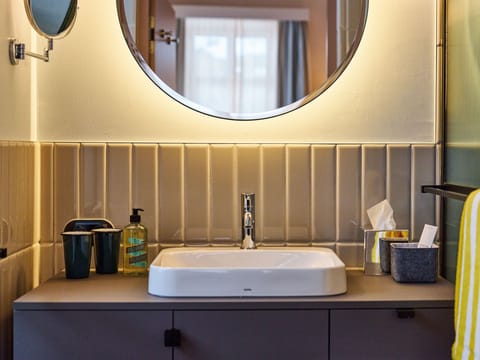 Junior Suite | Bathroom | Free toiletries, hair dryer, bathrobes, slippers