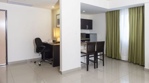 Down comforters, in-room safe, desk, blackout drapes