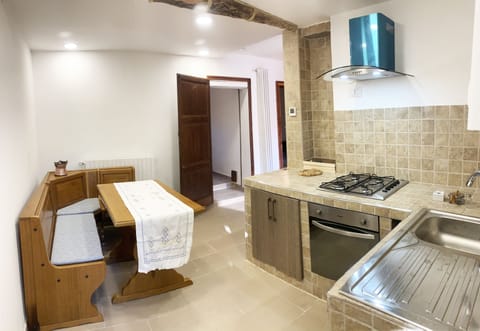 Comfort Apartment | Private kitchen | Fridge, oven, stovetop, cookware/dishes/utensils