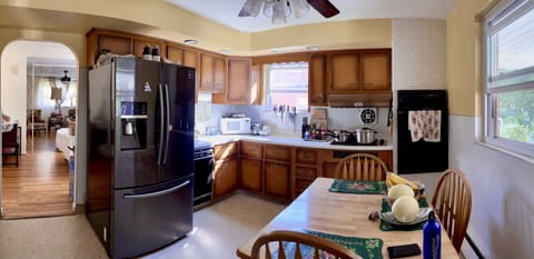 Full-size fridge, microwave, oven, stovetop