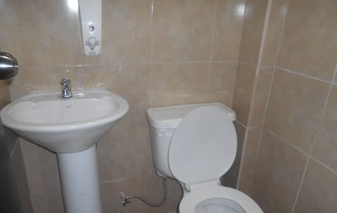 Combined shower/tub, deep soaking tub, free toiletries, towels