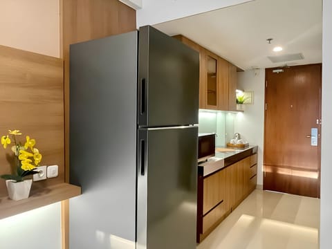 Suite, 2 Bedrooms, Pool View | Private kitchen | Electric kettle