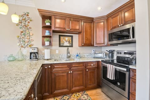 Condo, 2 Queen Beds, Balcony, Mountain View (Southern Exposure) | Private kitchen | Fridge, microwave, oven, stovetop