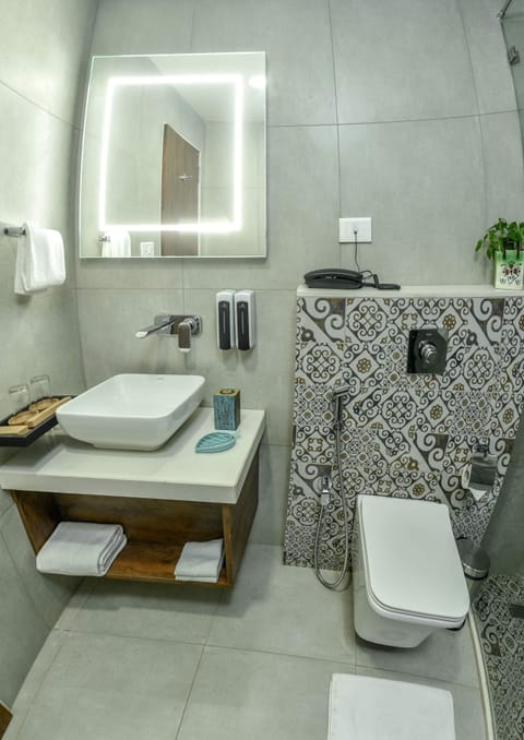 Alcove room | Bathroom | Shower, rainfall showerhead, free toiletries, hair dryer