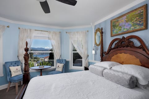 Romantic Room | Premium bedding, individually decorated, individually furnished, desk