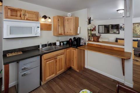 Exclusive Studio, 1 Queen Bed with Sofa bed, Mountain View, Ground Floor | Premium bedding, individually decorated, individually furnished, desk