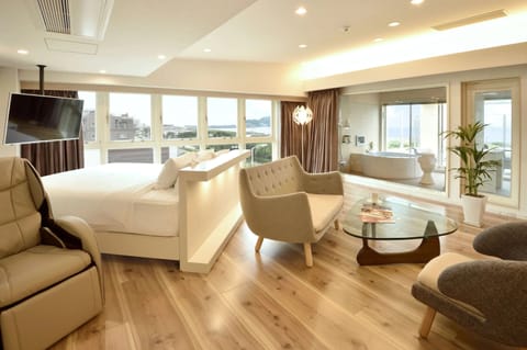 Ocean Premium Suite (Ocean Side, Top Floor) | Living area | Plasma TV