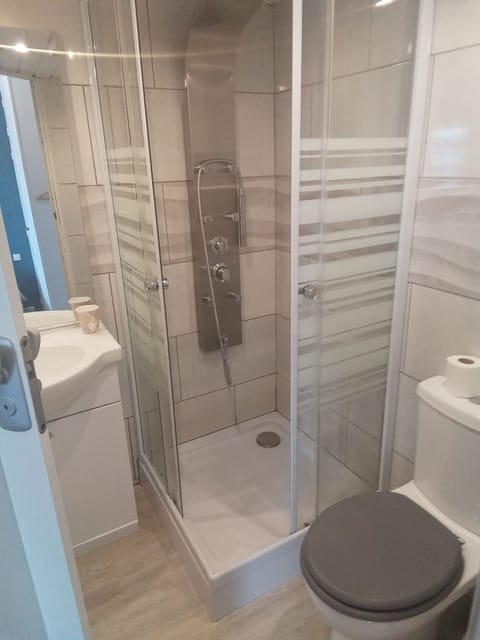 Comfort Room | Bathroom | Shower, hydromassage showerhead, hair dryer, towels