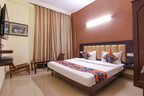 Deluxe Room | Egyptian cotton sheets, premium bedding, in-room safe, desk