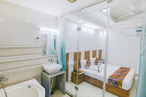 Suite | Bathroom | Shower, rainfall showerhead, free toiletries, towels