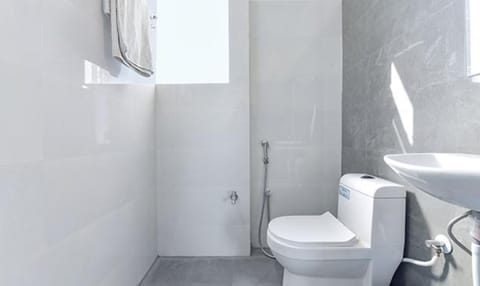 Premium Room | Bathroom | Shower, rainfall showerhead, free toiletries, towels