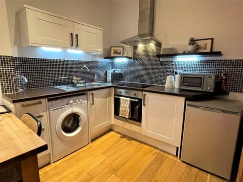 House (1 Bedroom) | Private kitchen | Microwave, oven