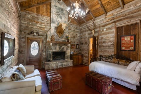 4 bedrooms, Egyptian cotton sheets, premium bedding, down comforters