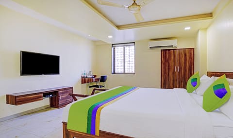 Premium Double Room | Desk, iron/ironing board, bed sheets