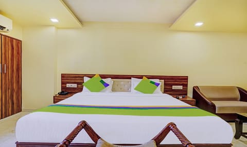 Premium Double Room | Desk, iron/ironing board, bed sheets