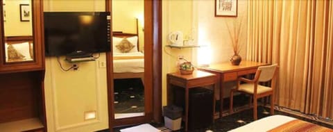 Standard Room | Minibar, in-room safe, desk, blackout drapes