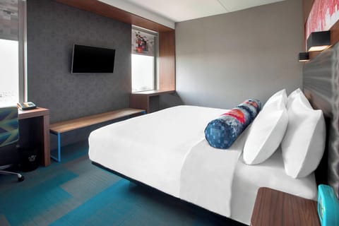 aloft, Room, 1 King Bed | Premium bedding, in-room safe, desk, blackout drapes