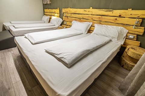 Comfort Quadruple Room | Down comforters, free WiFi, bed sheets, wheelchair access