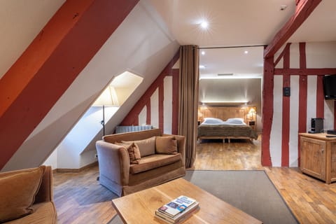 Suite | In-room safe, laptop workspace, blackout drapes, soundproofing