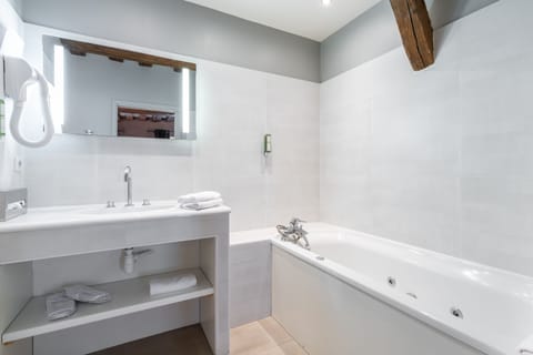 Deluxe Double Room | Bathroom | Eco-friendly toiletries, hair dryer, bathrobes, towels