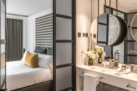 Junior Suite Marina | Bathroom | Deep soaking tub, eco-friendly toiletries, hair dryer, bathrobes