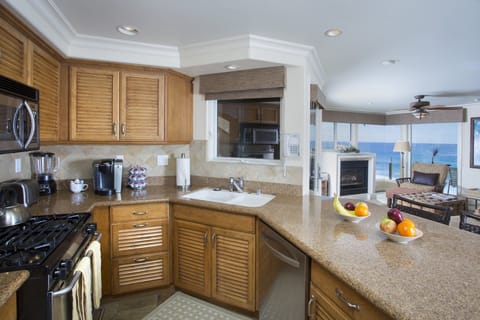 Panoramic Villa, Multiple Beds, Patio, Ocean View | Private kitchen | Fridge, microwave, oven, cookware/dishes/utensils