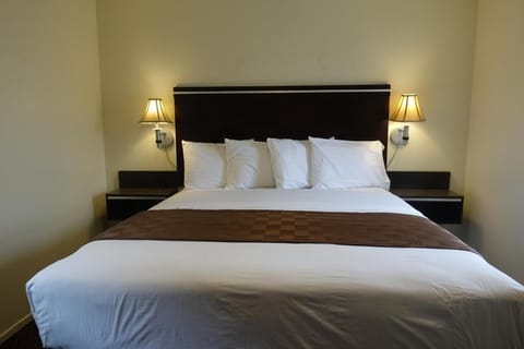 Standard Room, 1 King Bed | Free WiFi, bed sheets