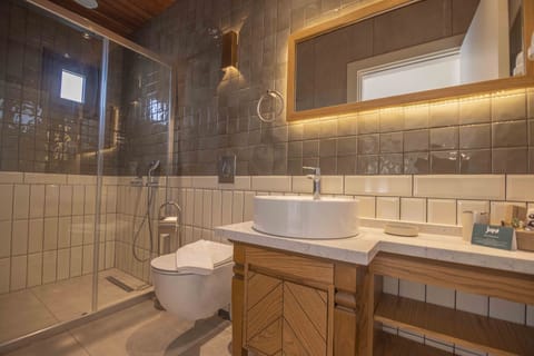 Design Room | Bathroom | Shower, rainfall showerhead, hair dryer, slippers