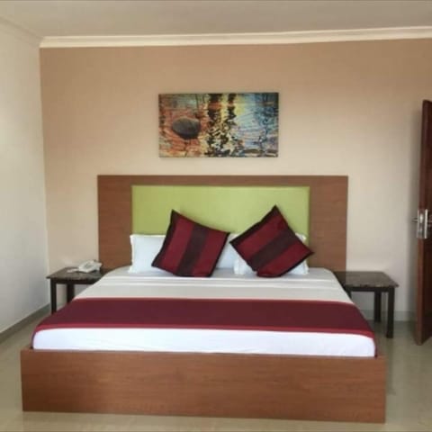 Deluxe Room | Iron/ironing board, free WiFi, bed sheets