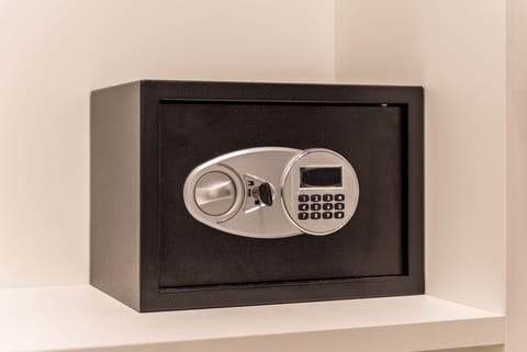 Hypo-allergenic bedding, minibar, desk, laptop workspace