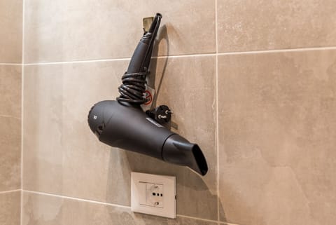 Basic Double Room | Bathroom | Shower, rainfall showerhead, hair dryer, bidet