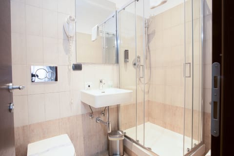 Triple Room | Bathroom | Shower, free toiletries, hair dryer, towels