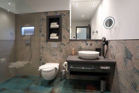 Deluxe Double Room | Bathroom shower