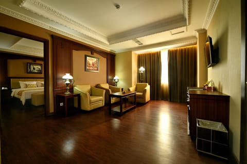 Suite, Corner | Living room | 24-inch LCD TV with cable channels, TV