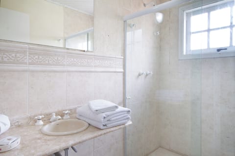 Family Room | Bathroom | Free toiletries, hair dryer, towels