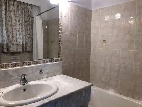 Suite | Bathroom | Free toiletries, hair dryer, towels