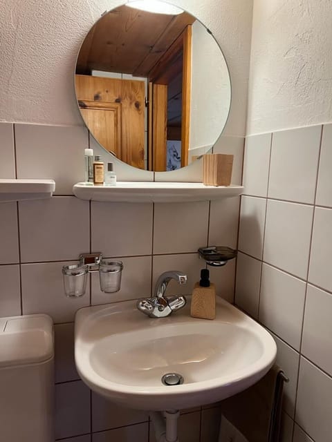 Standard Room, 1 Queen Bed | Bathroom | Shampoo, toilet paper