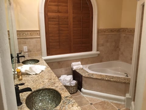 Deluxe Suite | Bathroom | Hair dryer, bathrobes, towels, soap