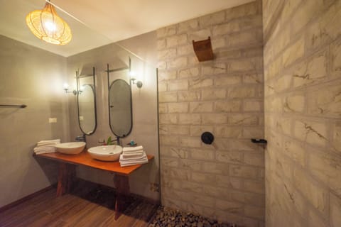 Alpina Matrimonial | Bathroom | Shower, rainfall showerhead, free toiletries, heated floors