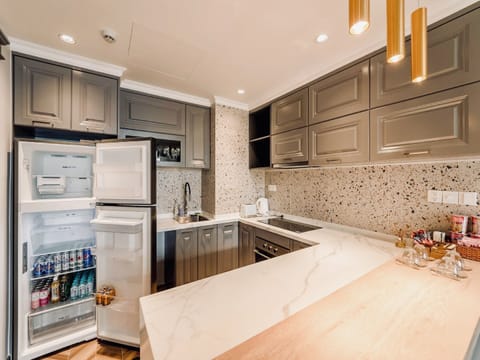 Luxury Duplex | Private kitchen | Fridge, microwave, oven, stovetop