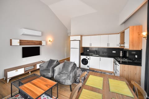 Deluxe Apartment | In-room safe, iron/ironing board, free WiFi, bed sheets