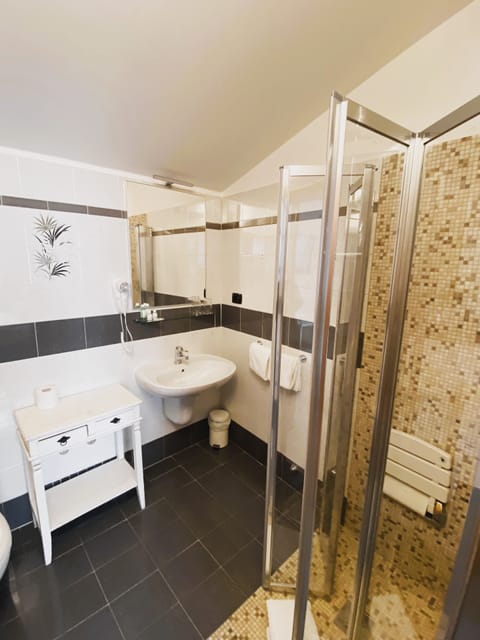 Romantic Room | Bathroom | Shower, free toiletries, hair dryer, bidet