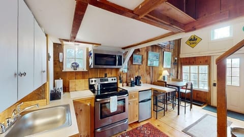 Cabin, 2 Bedrooms | Private kitchen | Fridge, oven, coffee/tea maker, toaster