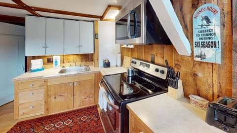 Cabin, 2 Bedrooms | Private kitchen | Fridge, oven, coffee/tea maker, toaster