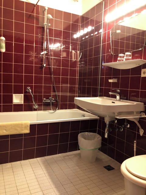 Standard Triple Room | Bathroom