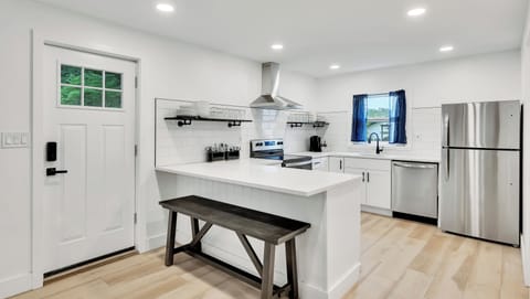 Townhouse Northside | Private kitchen | Mini-fridge, microwave, coffee/tea maker